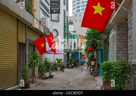 Drapeaux vietnamiens sur la rue le jour national. Nha Trang, Vietnam : 2020-10-13 Banque D'Images