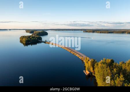 Route du lac de Pulkkilanharju au coucher du soleil dans le parc national de Päijänne, Finlande Banque D'Images