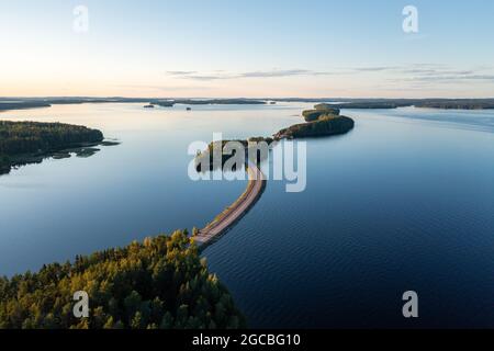 Route de la crête de Pulkkilanharju et lac Päijänne calme en été en Finlande. Banque D'Images