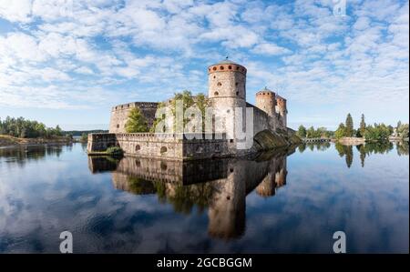 Vue panoramique aérienne du château d'Olavinlinna en été en Finlande. Banque D'Images