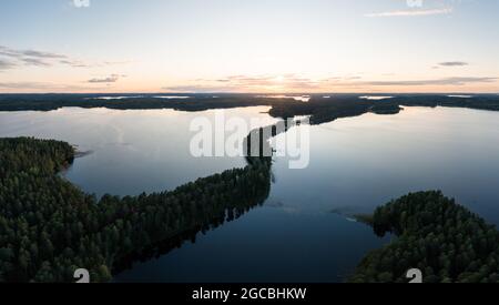 Vue aérienne de la région pittoresque de Punkaharju au coucher du soleil en Finlande. Banque D'Images