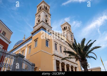 Île de Syros, église grecque orthodoxe Agios Nikolaos à Ermoupolis, capitale des Cyclades Grèce. Syra point de repère, Christianisme néoclassique traditionnel bui Banque D'Images