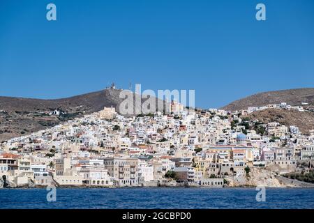 Île de Syros, Cyclades, Grèce. Ville d'Ermoupolis, front de mer bâtiments traditionnels en haut de la colline, vue de la mer. Jour d'été ensoleillé, ciel bleu Banque D'Images