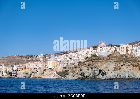 Île de Syros, Cyclades, Grèce. Paysage urbain d'Ermoupolis. Bâtiments traditionnels sur les collines du bord de mer. Soleil grec mer Egée, vacances d'été. Banque D'Images