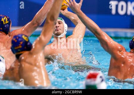 TOKYO, JAPON - 8 AOÛT : Alejandro Bustos d'Espagne, Marc Larumbe d'Espagne, Marton Vamos de Hongrie, Blai Mallarach d'Espagne pendant le tournoi olympique de Tokyo 2020 Médaille de bronze masculin entre la Hongrie et l'Espagne au Centre de Tatsumi Waterpolo le 8 août 2021 à Tokyo, Japon (photo de Marcel ter Bals/Orange Pictures) Banque D'Images