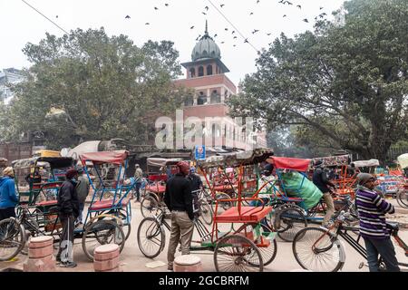 Des rickshaws à vélo se rassemblent autour du temple dans la région de Chandni Chowk, dans la vieille région de Delhi, à Shahjahanabad. Banque D'Images