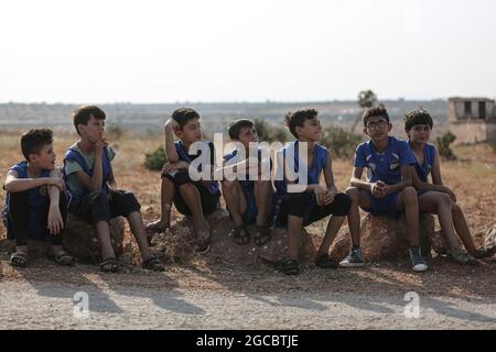 Idlib City, Syrie. 07e août 2021. Les enfants syriens assistent à une petite manifestation de style olympique organisée pour les enfants déplacés à l'intérieur du pays par des volontaires de l'organisation de secours Violet. L'événement sportif est organisé en conjonction avec les Jeux Olympiques de Tokyo en 2020 pour attirer l'attention sur les conditions à l'intérieur des camps de réfugiés de ceux qui ont été contraints à des déplacements internes à la suite du conflit civil syrien. Credit: Aras Alkharboutli/dpa/Alamy Live News Banque D'Images