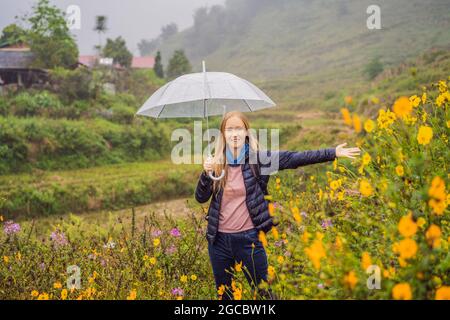 Femme touriste avec parapluie à Sapa dans le brouillard, nord-ouest du Vietnam. Concept de voyage au Vietnam. Patrimoine de l'UNESCO. Le Vietnam s'ouvre au tourisme après la quarantaine Banque D'Images