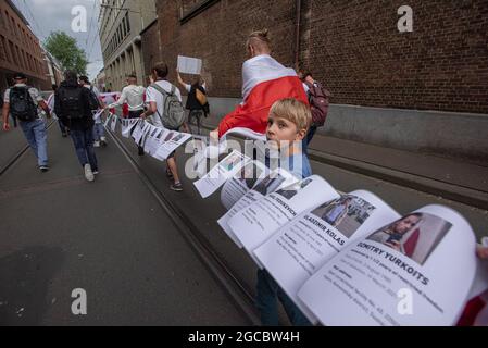 Un jeune garçon participe à la manifestation.Marche anniversaire 1 an pour la Biélorussie. Une marche de protestation du Mallieveld à l'ambassade du Bélarus. Un petit groupe de manifestants, mais très dynamique, est descendu dans les rues de la Haye pour marcher en solidarité avec plus de 600 partisans de l'opposition incarcérés par le régime du président Alexandre Loukachenko. Loukachenko est au pouvoir depuis 1994 et est aujourd’hui le plus long dictateur d’Europe. Il a remporté l'élection de l'année dernière par une victoire écrasante, calmant 80 pour cent des voix, tandis que son rival Svetlana Tikhanovskaya, a réussi seulement 10 présents. L'opposition et l'internat Banque D'Images