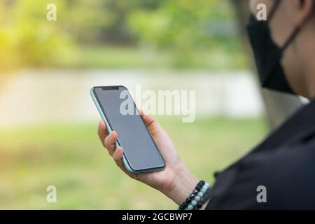 Femme main utilisant le smartphone pour faire des affaires, le réseau social, le concept de communication. Banque D'Images