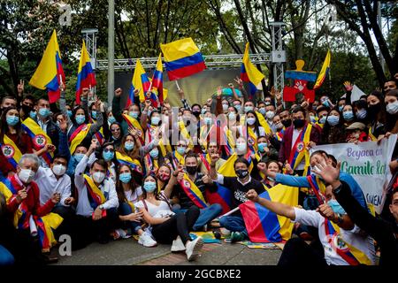 Les partisans de Camilo Romero brandient les drapeaux colombiens lors d'un événement qui a annoncé la candidature préalable de Camilo Romero de la coalition politique Alianza Verde à la présidence colombienne, le 7 août 2021 à Bogota, en Colombie. Banque D'Images