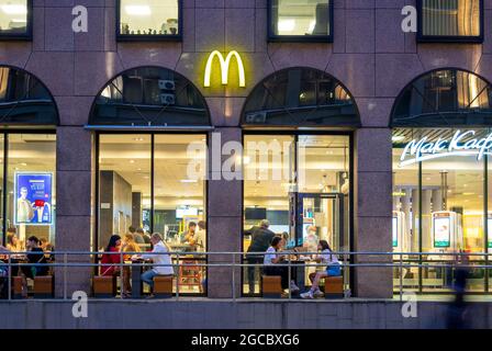 MOSCOU - JUL 27 : extérieur avec terrasse d'été restaurant McDonald's avec visiteurs à Moscou, juillet 27. 2021 en Russie Banque D'Images