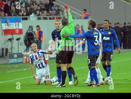 BUCAREST, ROUMANIE - 18 OCTOBRE 2011 : l'arbitre allemand Felix Brych de la FIFA montre la carte rouge à Nemanja Vidic de United (15) après une faute contre Gabriel Giugiu (L) d'Otelul photographié pendant le match du groupe C de la Ligue des champions de l'UEFA entre Otelul Galati et Manchester United à National Arena. Banque D'Images