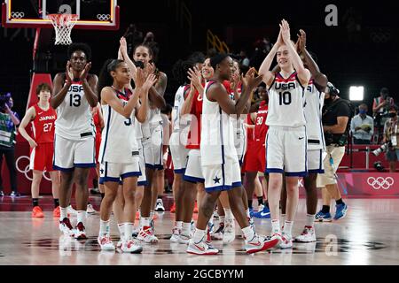 Tokyo, Japon. 08 août 2021. Les membres de l'équipe de basketball féminin des États-Unis célèbrent après avoir battu le Japon en finale aux Jeux Olympiques de Tokyo, au Japon, le dimanche 8 août 2021. Les États-Unis ont gagné l'or, l'argent du Japon et la France le bronze. Photo de Richard Ellis/UPI crédit: UPI/Alay Live News Banque D'Images
