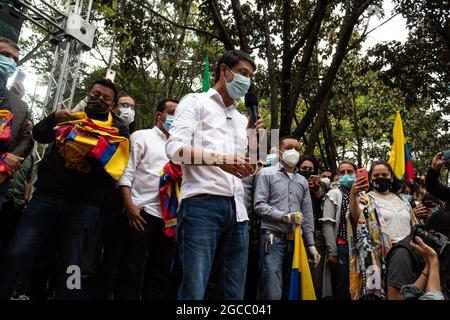 Camilo Romero parle en direct à la presse et aux partisans lors d'un événement qui a annoncé la pré-candidature de Camilo Romero de la coalition politique Alianza Verde à la présidence de la Colombie, le 7 août 2021 à Bogota, Colombie. Banque D'Images