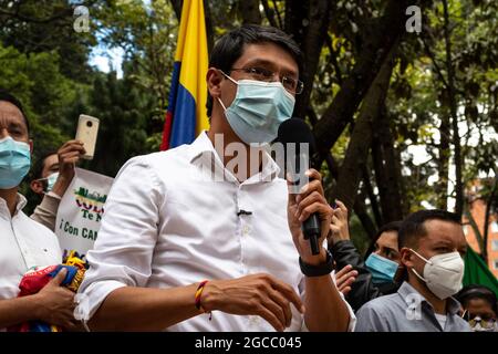 Camilo Romero parle en direct à la presse et aux partisans lors d'un événement qui a annoncé la pré-candidature de Camilo Romero de la coalition politique Alianza Verde à la présidence de la Colombie, le 7 août 2021 à Bogota, Colombie. Banque D'Images