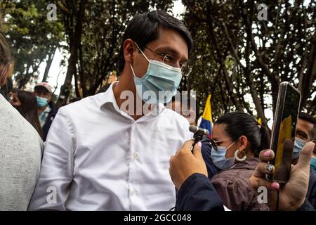 Camilo Romero parle en direct à la presse et aux partisans lors d'un événement qui a annoncé la pré-candidature de Camilo Romero de la coalition politique Alianza Verde à la présidence de la Colombie, le 7 août 2021 à Bogota, Colombie. Banque D'Images