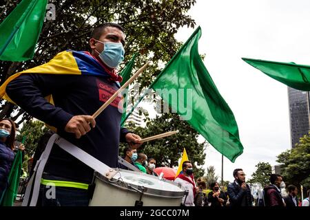 Un partisan joue la batterie avec un drapeau colombien lors d'un événement qui a annoncé la pré-candidature de Camilo Romero de la coalition politique Alianza Verde à la présidence de la Colombie, le 7 août 2021 à Bogota, Colombie. Banque D'Images