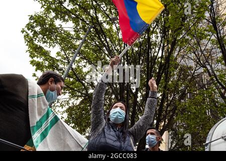 Un partisan fonde un drapeau colombien lors d'un événement qui a annoncé la pré-candidature de Camilo Romero de la coalition politique Alianza Verde à la présidence de la Colombie, le 7 août 2021 à Bogota, Colombie. Banque D'Images