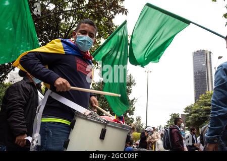 Un partisan joue la batterie avec un drapeau colombien lors d'un événement qui a annoncé la pré-candidature de Camilo Romero de la coalition politique Alianza Verde à la présidence de la Colombie, le 7 août 2021 à Bogota, Colombie. Banque D'Images