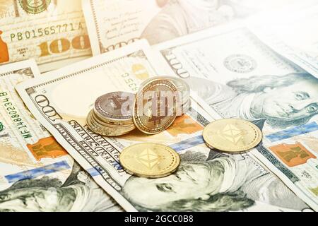 Crypto d'or pièces de monnaie et pile de dollars de nous. Ethereum pièces de monnaie sur les billets en dollars US Banque D'Images