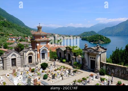 Cimetière surplombant le magnifique lac de Côme et l'île de Comacina à Sala Comacina, Italie Banque D'Images