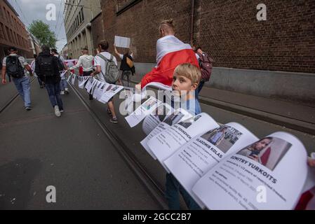 Un jeune garçon participe à la manifestation.Marche anniversaire 1 an pour la Biélorussie. Une marche de protestation du Mallieveld à l'ambassade du Bélarus. Un petit groupe de manifestants, mais très dynamique, est descendu dans les rues de la Haye pour marcher en solidarité avec plus de 600 partisans de l'opposition incarcérés par le régime du président Alexandre Loukachenko. Loukachenko est au pouvoir depuis 1994 et est aujourd’hui le plus long dictateur d’Europe. Il a remporté l'élection de l'année dernière par une victoire écrasante, calmant 80 pour cent des voix, tandis que son rival Svetlana Tikhanovskaya, a réussi seulement 10 présents. L'opposition et l'internat Banque D'Images