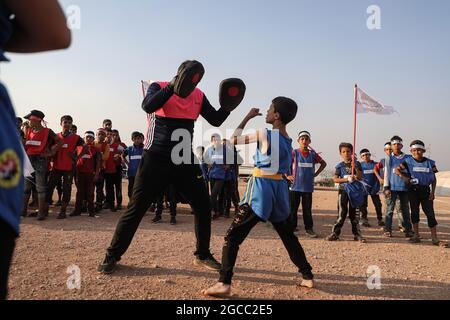 Idlib City, Syrie. 07e août 2021. Un enfant syrien joue du taekwondo dans le cadre d'un petit Jeux olympiques organisé pour les enfants déplacés par l'Organisation Violet pour le secours et le développement. L'événement sportif est organisé en conjonction avec les Jeux Olympiques de Tokyo en 2020 pour sensibiliser les populations des camps de réfugiés contraintes à leur déplacement interne suite à la guerre civile syrienne. Credit: Aras Alkharboutli/dpa/Alamy Live News Banque D'Images