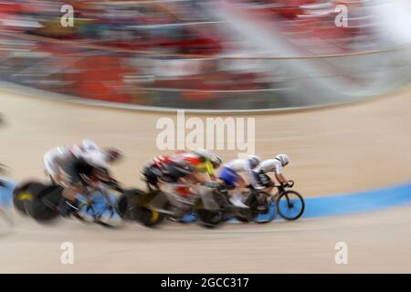 Tokyo, Kanto, Japon. 8 août 2021. Le terrain de la course d'élimination de l'omnium féminin se déplace sur la piste pendant les Jeux Olympiques d'été de Tokyo 2020 à Izu Velodrome. Jennifer Valente (Etats-Unis) qui a remporté la médaille d'or dans l'omnium mène le champ. (Credit image: © David McIntyre/ZUMA Press Wire) Credit: ZUMA Press, Inc./Alamy Live News Banque D'Images