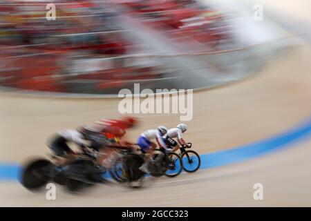 Tokyo, Kanto, Japon. 8 août 2021. Le terrain de la course d'élimination de l'omnium féminin se déplace sur la piste pendant les Jeux Olympiques d'été de Tokyo 2020 à Izu Velodrome. Jennifer Valente (Etats-Unis) qui a remporté la médaille d'or dans l'omnium mène le champ. (Credit image: © David McIntyre/ZUMA Press Wire) Credit: ZUMA Press, Inc./Alamy Live News Banque D'Images