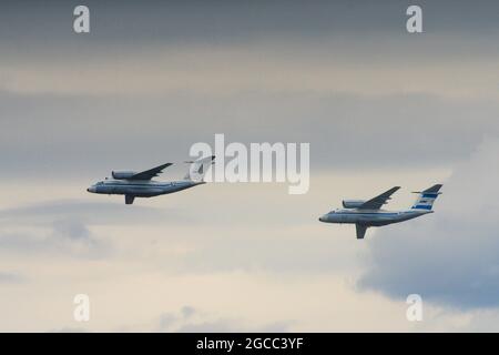 Saint-Pétersbourg, Russie, 25 juillet 2021 défilé militaire, groupe de 2 avions DE transport militaires AN-72 en vol Banque D'Images