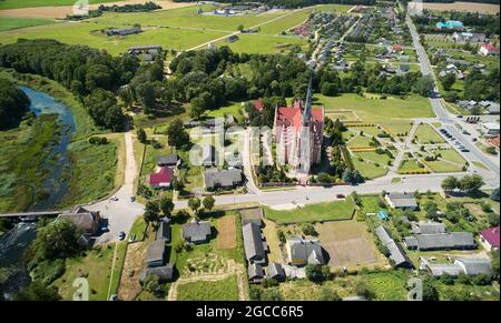 Cathédrale catholique dans la petite ville vue aérienne de drone Banque D'Images