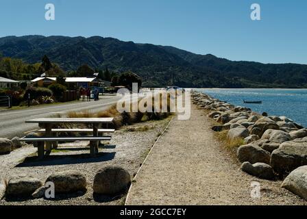 La passerelle le long du front de mer de Marahau, Abel Tasman, Nouvelle-Zélande Banque D'Images