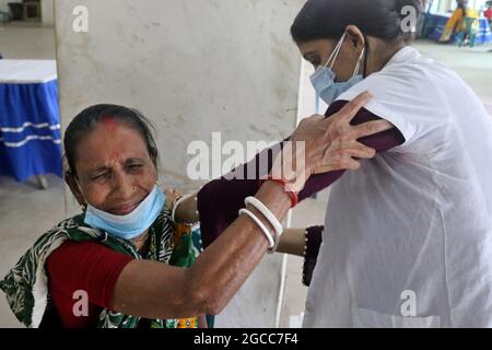 Une infirmière applique une dose à une personne pendant une campagne de vaccination de masse, afin de réduire le risque de contagion contre la nouvelle variante Delta de Covid-19. Le Gouvernement bangladais a mis en œuvre un programme de vaccination visant à vacciner la majorité de la population en 6 jours, afin de réduire la propagation du coronavirus. Le 7 août 2021 à Dhaka, au Bangladesh. Photo de Habibur Rahman/ABACAPRESS.COM Banque D'Images