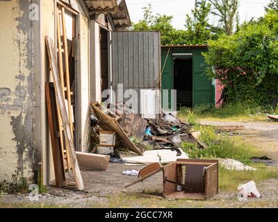 Dumping extérieur de divers matériaux, meubles anciens, Sofas et plus. Banque D'Images