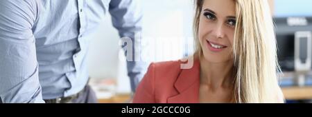 Femme d'affaires met la signature électronique sur la tablette de gros plan Banque D'Images