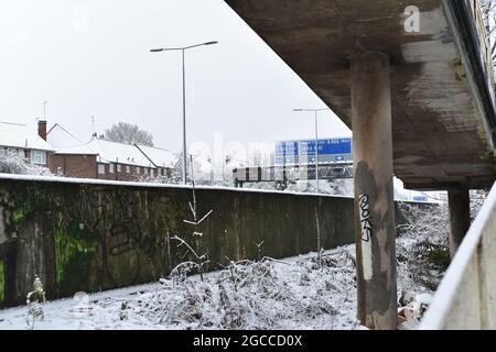 Un passage souterrain d'autoroute à Londres par une journée enneigée Banque D'Images