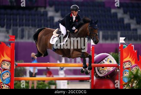 Médaillés de Grande-Bretagne des Jeux Olympiques de Tokyo en 2020. Photo du dossier datée du 02-08-2021, de Tom McEwen, en Grande-Bretagne, qui a concocté Toledo de Kerser lors de la finale de l'équipe de saut d'Event et du qualificatif individuel au parc équestre le dixième jour des Jeux Olympiques de Tokyo en 2020 au Japon. Date de publication : dimanche 8 août 2021. Banque D'Images