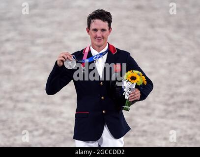 Médaillés de Grande-Bretagne des Jeux Olympiques de Tokyo en 2020. Photo du dossier en date du 01-08-2021 de Tom McEwen, en Grande-Bretagne, reçoit sa médaille d'argent après avoir pris Tolède de Kerser dans la finale de saut individuel Event au parc équestre le dixième jour des Jeux Olympiques de Tokyo en 2020 au Japon. Date de publication : dimanche 8 août 2021. Banque D'Images