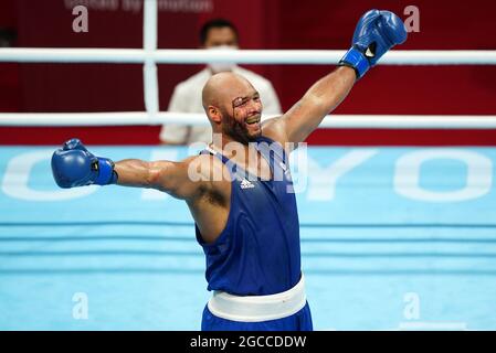 Médaillés de Grande-Bretagne des Jeux Olympiques de Tokyo en 2020. Photo du dossier en date du 04-08-2021 de la Grande-Bretagne Frazer Clarke célèbre le bronze après qu'une coupe arrête le combat dans le Super Heavy masculin (+91kg) boxe à l'aréna Kokugikan le douzième jour des Jeux Olympiques de Tokyo 2020 au Japon. Date de publication : dimanche 8 août 2021. Banque D'Images