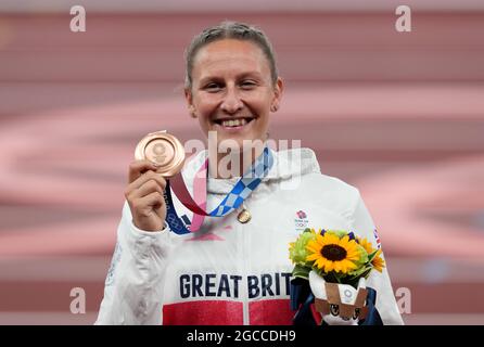 Médaillés de Grande-Bretagne des Jeux Olympiques de Tokyo en 2020. Photo du dossier datée du 06-08-2021 de Holly Bradshaw, en Grande-Bretagne, célèbre avec la médaille de bronze pour la finale de la voûte polaire des femmes au stade olympique le quatorzième jour des Jeux Olympiques de Tokyo en 2020 au Japon. Date de publication : dimanche 8 août 2021. Banque D'Images