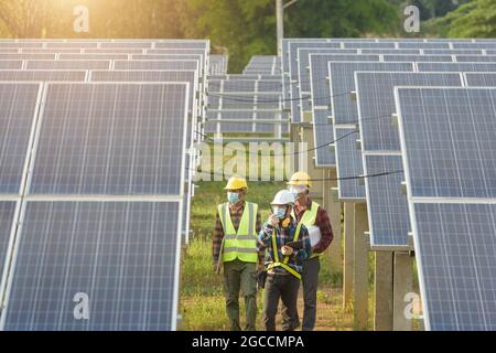 ingénieur travaillant à vérifier l'équipement dans une centrale solaire Banque D'Images