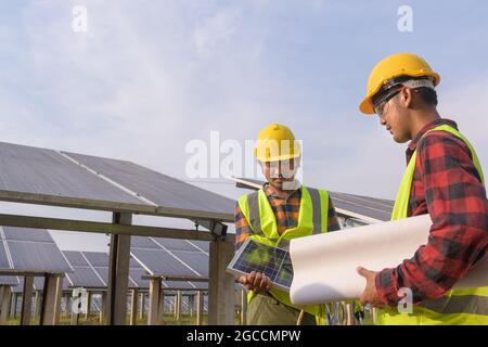 ingénieur travaillant à vérifier l'équipement dans une centrale solaire Banque D'Images