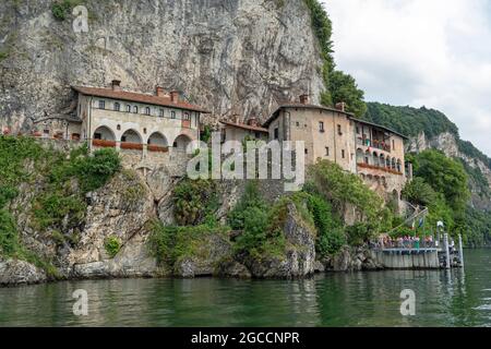 Santa Caterina del Sasso, monastère de Reno, Lac majeur, Lombardie, Italie Banque D'Images