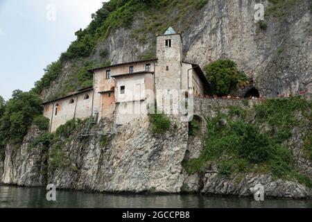 eglise, monastère Santa Caterina del Sasso, Reno, Lac majeur, Lombardie, Italie Banque D'Images