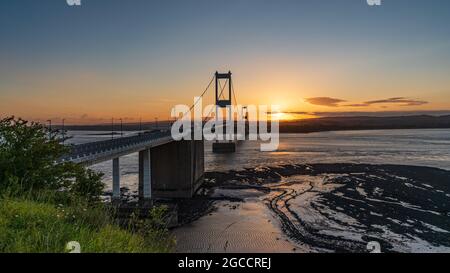 Aust, South Gloucestershire, Angleterre, Royaume-Uni - Juin 08, 2019 : Coucher de soleil sur le Severn Bridge, menant sur la rivière Severn, vu de Aust Cliff Banque D'Images