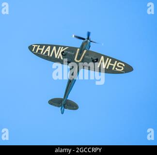 Supermarine Spitfire PL983 'l' - Thank U NHS Spitfire, a envoyé un message pour remercier les travailleurs du NHS pendant la pandémie du coronavirus, Royaume-Uni, 2020 Banque D'Images