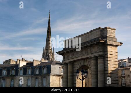 Flèche de la Basilique Saint-Michel et porte de Bourgogne alias porte des Salinières (construite à la fin du XVIIIe siècle), Bordeaux. France Banque D'Images