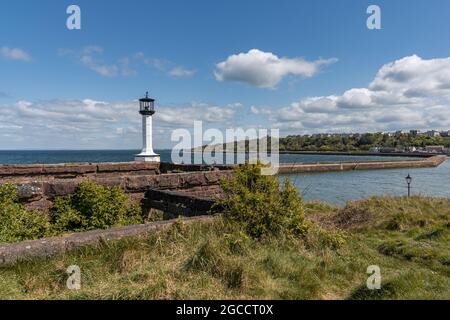 Maryport, Cumbria, Angleterre, Royaume-Uni - Mai 04, 2019 : l'ancien phare Maryport, avec l'embarcadère et la rivière Ellen Banque D'Images