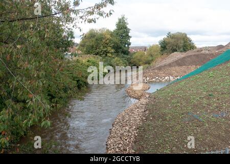 Rivière Trent rerouting dans un nouveau chenal naturalisé entre le centre-ville de Stoke et Boothen, Stoke-on-Trent, Staffordshire, Royaume-Uni, 2020 Banque D'Images